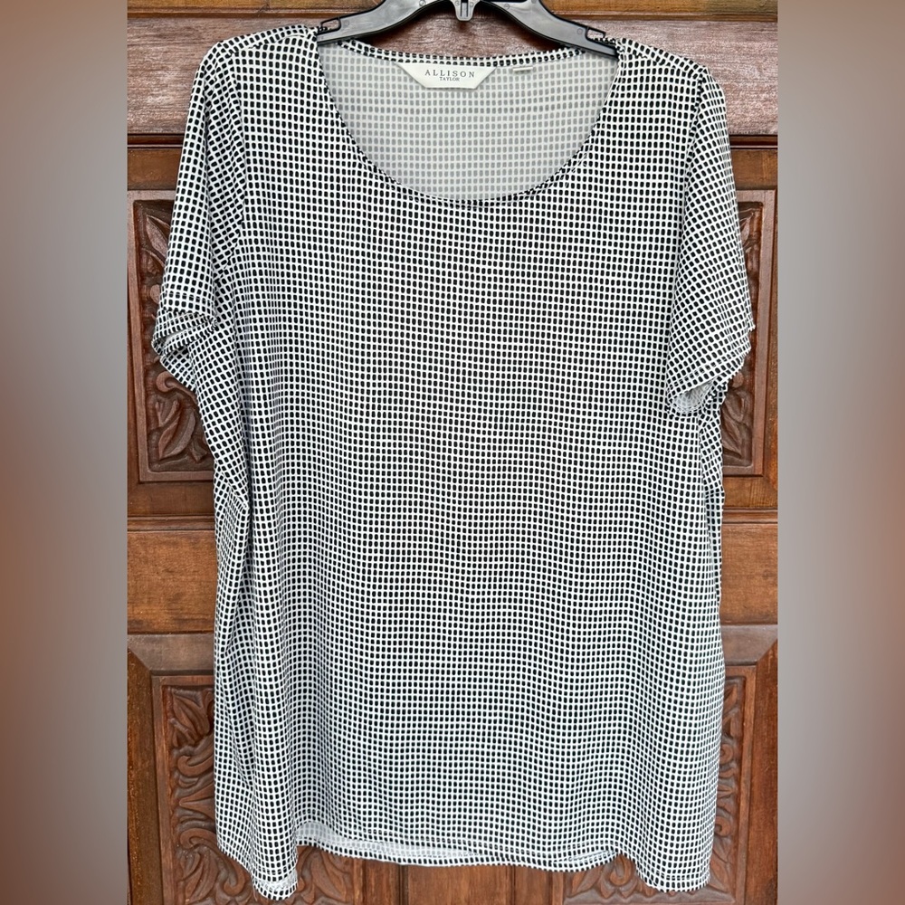 Allison Taylor Black & White Women's Short Sleeve High Low Top.  Size 2X.  EUC.